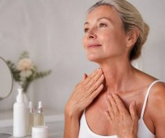 Comment prendre soin de son cou et de son décolleté après 50 ans : gestes beauté, soins ciblés et astuces anti-âge